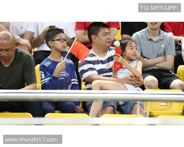 足球明星温情瞬间抱着孩子的感人照片展现父爱如山的动人时刻